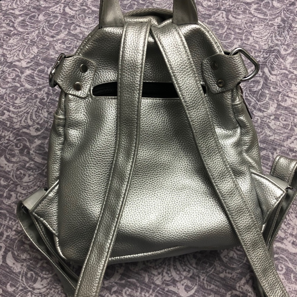 Silver backpack. - Picture 3 of 7